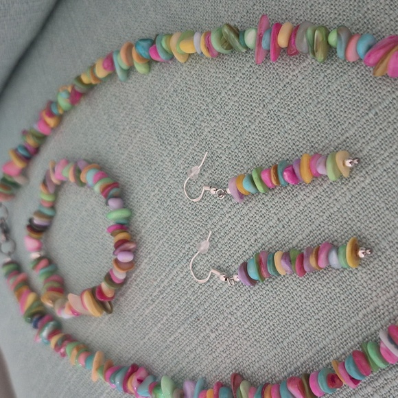 Natural Shell 3 Piece Jewelry Set.Beautiful Colors - Picture 7 of 8